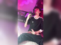 hot twinkyboy amatuer sittin on carpet cumming