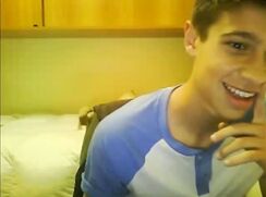 Latino sexy se branle et jouis dans sa chambre