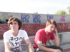 Payés pour baiser un mec