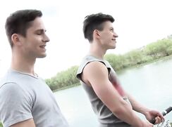 Il baise un jeune pécheur