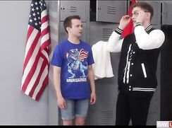 Il baise l'intello de la classe dans les vestiaires