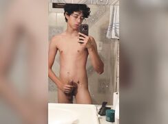 Bielzinho masturbando no espelho