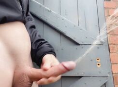 000 Heißer typ wichst seinen großen schwanz im regen 4521