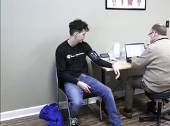 Visite médicale pour un jeune étudiant par un vieux docteur