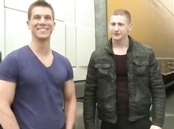 Baise sur l'aire d'autoroute