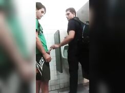 Drague dans les toilettes publiques