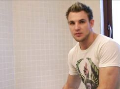 Bailey Morgan wanks and cums in the bathtube