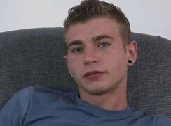 Hétéro vient pour un casting porno et baise un mec,