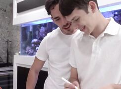 Un beau père baise ces deux beaux fils pour Thanksgiving