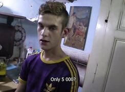 Un mec se tape deux jeunes ivres dans une soirée