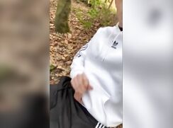 Jeune se branle et jouis dans la foret