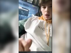 Jeune se branle devant son ordinateur