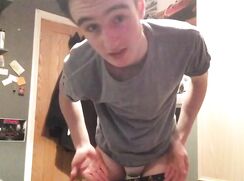 A blogger trys on diapers