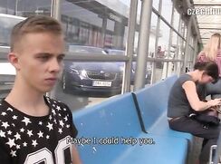 Jeune blond payé par un mec pour baiser