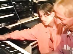 Jeune se tape femme et vieux