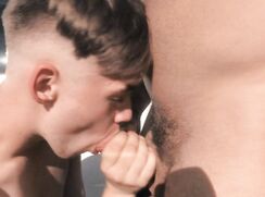 Un jeune blond baisé pour de l'argent