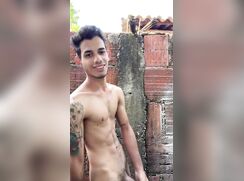 Garoto com tesão masturbando