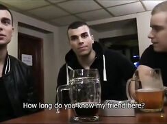 Deux frères et leur copain baisent pour de l'argent