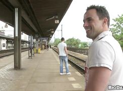 Baise exhib sur le quai d'une gare