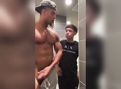 Un grand noir se fait toucher par le frère de son meilleur ami