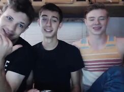 Des jeunes s'éclatent pour la caméra