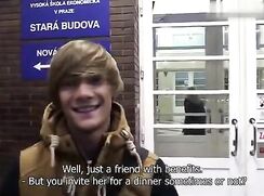 Étudiant baisé pour de l'argent en sortant de la bibliothèque