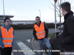 Ils se tapent deux mecs pour de l'argent