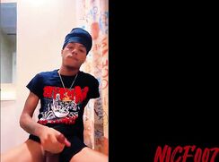 @RICHSEXONLY HAVE A LONG PRETTY DICK N HE CUTE AF