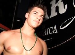 Des hétéros s'exhibent pour quelques billets