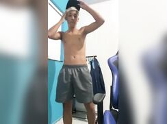 Jeune arabe se branle et jouis dans la salle de bain