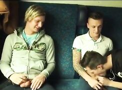 Sexe avec deux inconnus dans le train