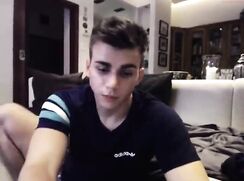 Il invite des copains pour un plan cam boys porn