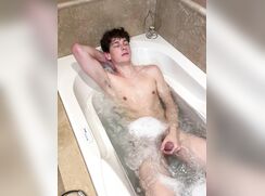 Mmmm baths make me sooo horny… wish someone would join me in there