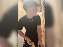 Uncut dude tapes himself changing