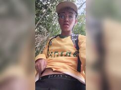 Alejo boy colombiano exibindo o pênis