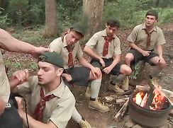 Un chef scout baise toute la troupe