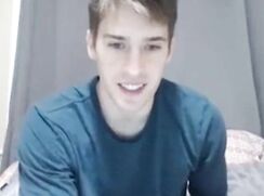 Pretty Twink Plays on Webcam