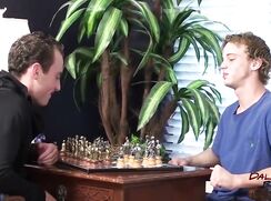 Marre de jouer aux échecs gay porn tube