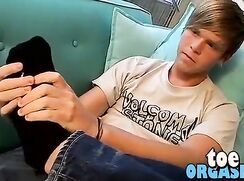 XVs-der blonde und geile colby reibt sich gerne die zehen beim wichsen