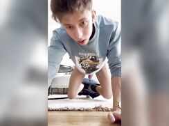 Süßer Zack duscht sein Sperma vor der Cam