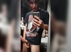 Max exibindo o pênis