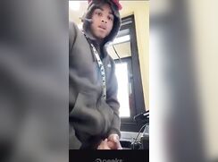 Worker at Wendy's jerks-off while working the drive-through
