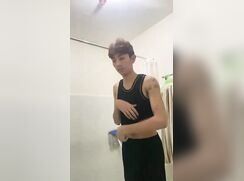 Magrinho no banho solo gay porn