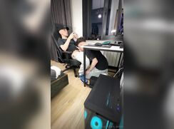Jack Daniel sucks it under the desk