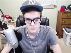 Gamer twink jerks off - CB