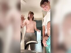 Il demande à son ami hétéro de lui toucher la bite