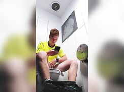 Jeune filmé aux toilettes