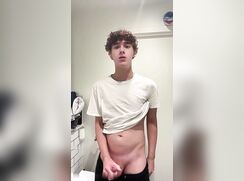 Eli Woods ejaywoods shows off his ass and jerks off in the bathroom