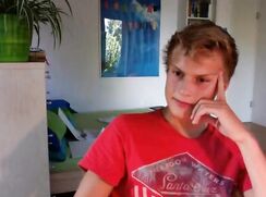 Blond en branle dans sa chambre