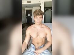 Beau blond bouclé en branle